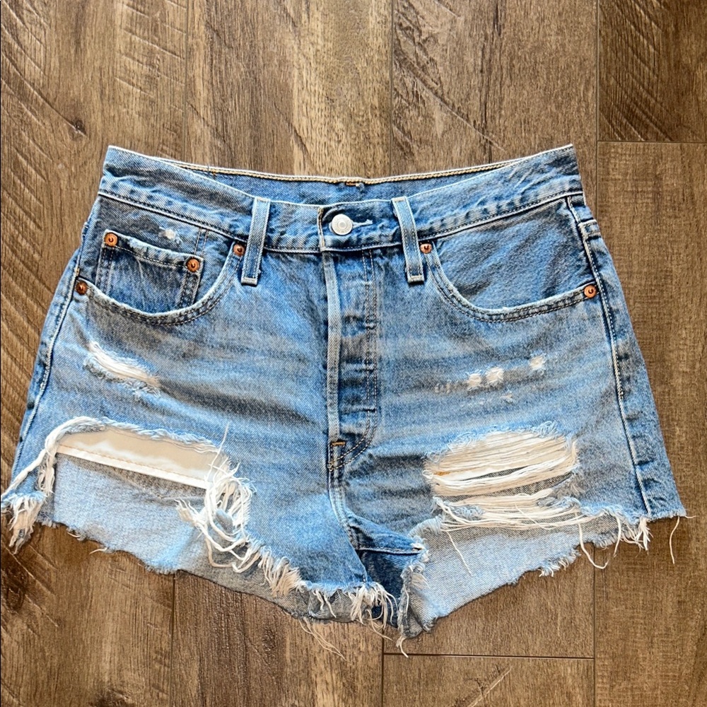 LEVIS 501 BUTTONUP DISTRESSED JEANS SIZE 28
